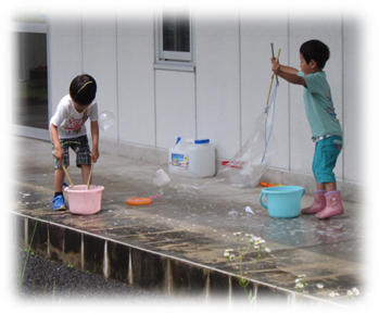 シャボン玉で遊ぶ様子