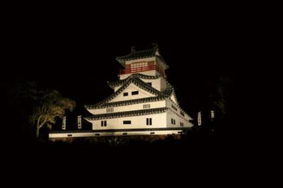 一夜城のライトアップされている写真