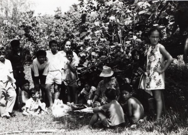 1973年タヒチで取材中の織田廣喜の写真